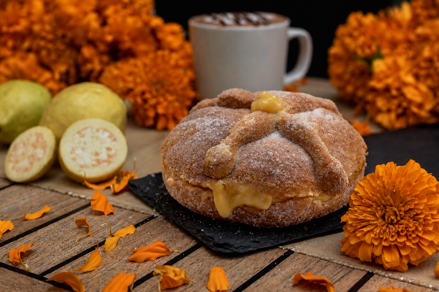 Pan de muerto de guayaba
