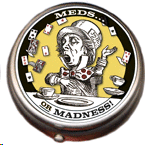 Mad Hatter: pastillero de metal 
